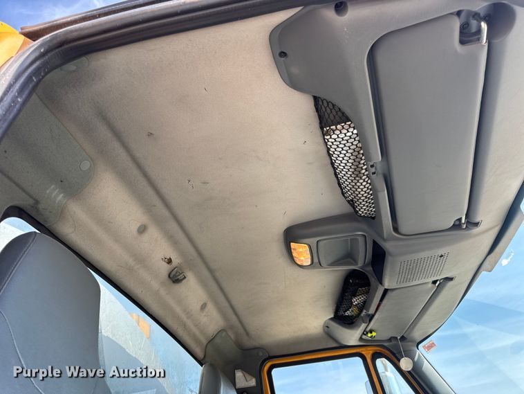 image for item DO2313 2007 International 7400 oil distributor truck