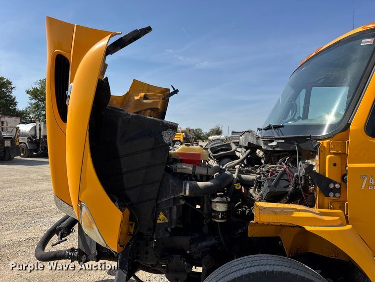 image for item DO2313 2007 International 7400 oil distributor truck