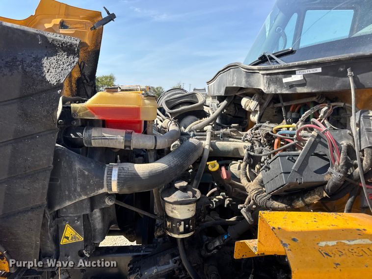 image for item DO2313 2007 International 7400 oil distributor truck