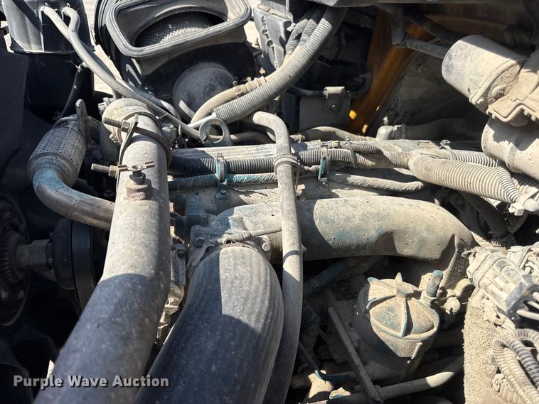 image for item DO2313 2007 International 7400 oil distributor truck