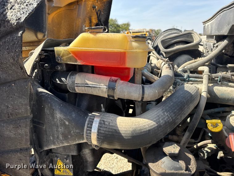 image for item DO2313 2007 International 7400 oil distributor truck