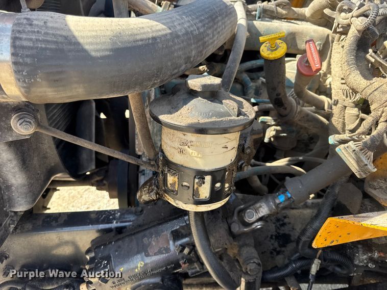 image for item DO2313 2007 International 7400 oil distributor truck