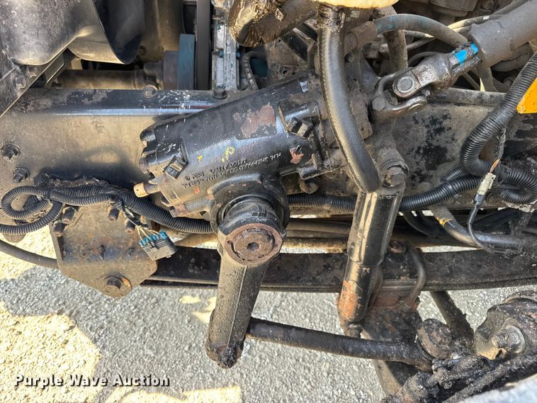 image for item DO2313 2007 International 7400 oil distributor truck