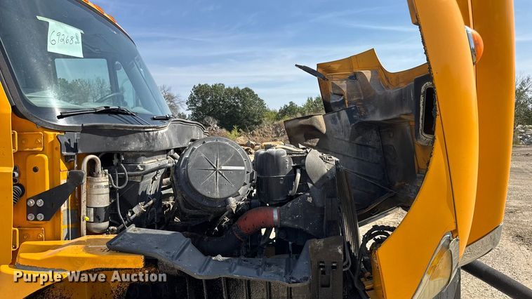 image for item DO2313 2007 International 7400 oil distributor truck