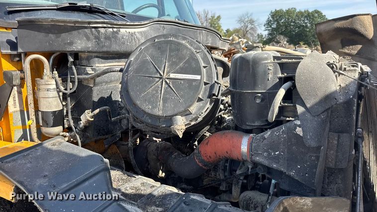 image for item DO2313 2007 International 7400 oil distributor truck