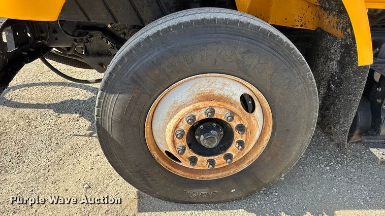 image for item DO2313 2007 International 7400 oil distributor truck