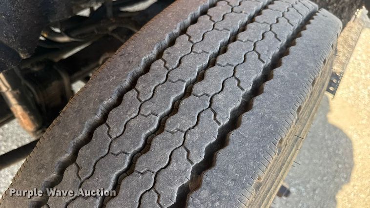 image for item DO2313 2007 International 7400 oil distributor truck