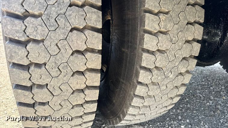 image for item DO2313 2007 International 7400 oil distributor truck