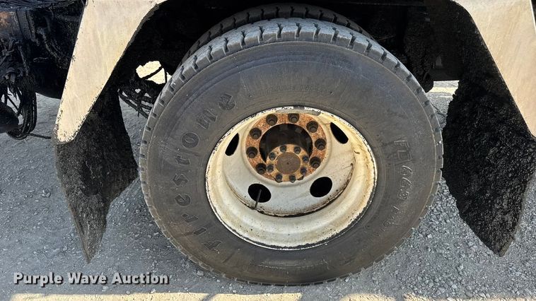 image for item DO2313 2007 International 7400 oil distributor truck