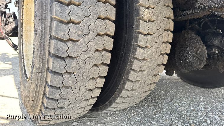 image for item DO2313 2007 International 7400 oil distributor truck