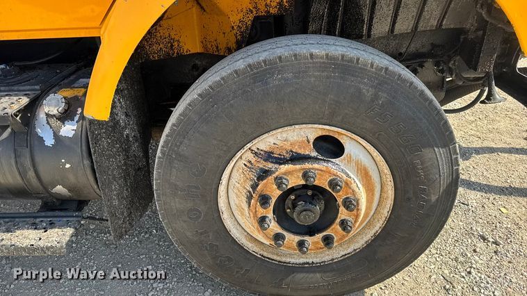 image for item DO2313 2007 International 7400 oil distributor truck