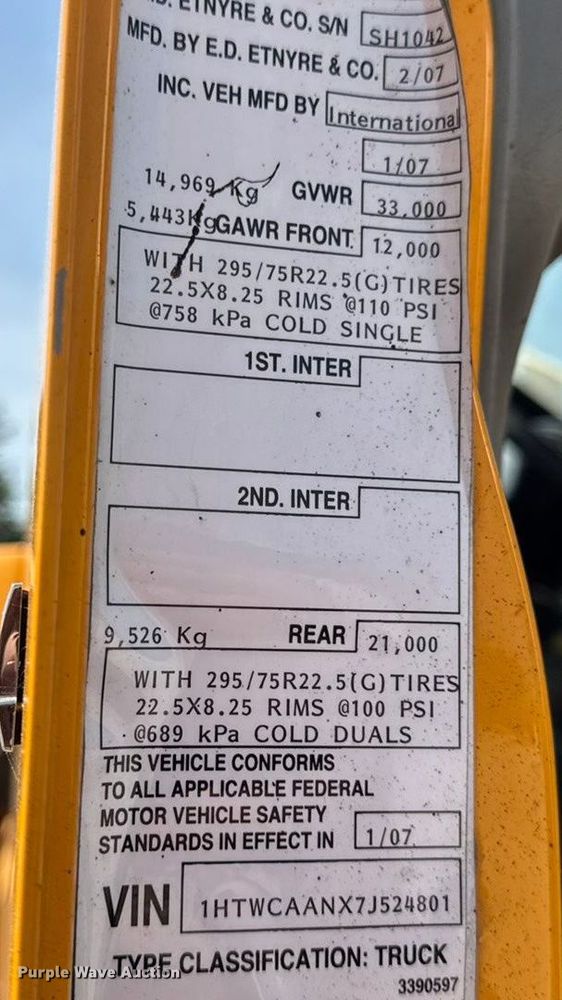 image for item DO2313 2007 International 7400 oil distributor truck