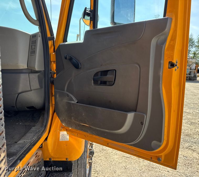 image for item DO2314 2011 International 7500 dump truck