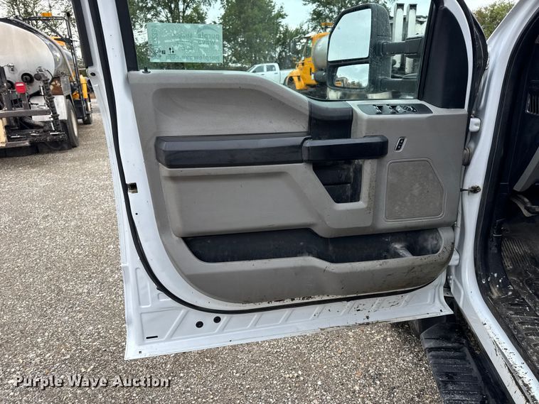 image for item DO2384 2017 Ford F550 XL Crew Cab dump truck