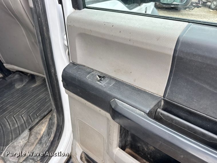 image for item DO2384 2017 Ford F550 XL Crew Cab dump truck