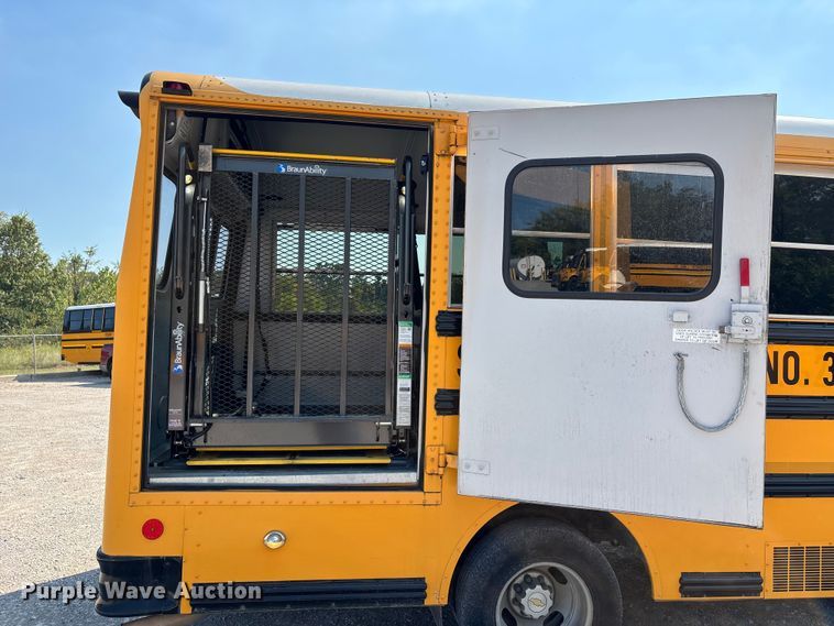 image for item DU1346 2014 Chevrolet School bus