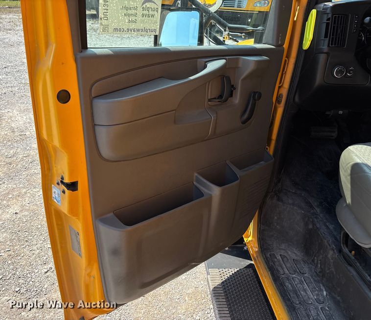 image for item DU1346 2014 Chevrolet School bus