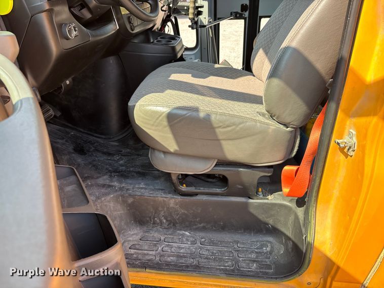 image for item DU1346 2014 Chevrolet School bus