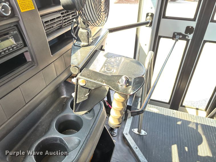 image for item DU1346 2014 Chevrolet School bus