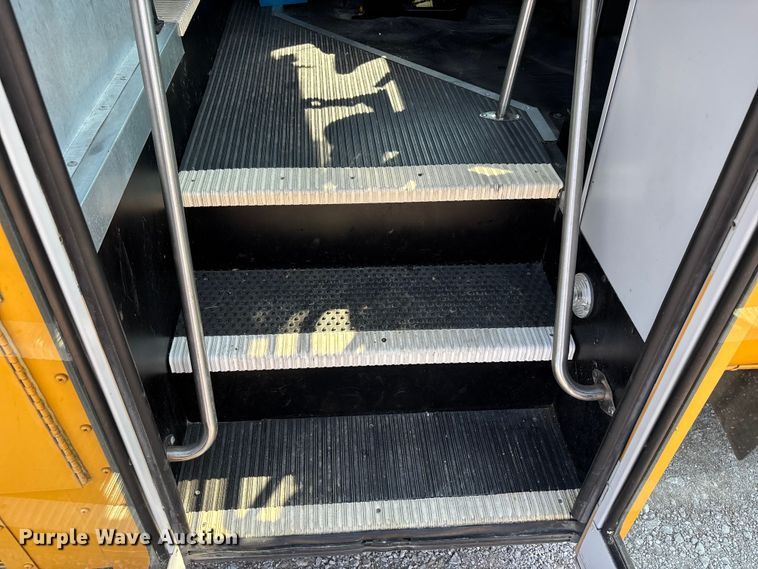 image for item DU1346 2014 Chevrolet School bus