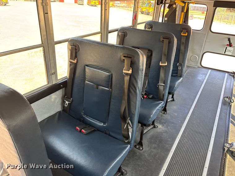 image for item DU1346 2014 Chevrolet School bus