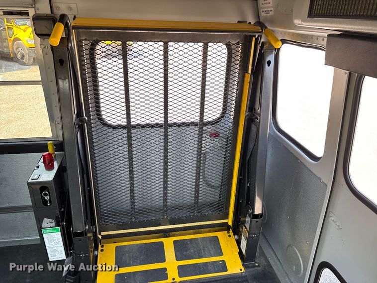 image for item DU1346 2014 Chevrolet School bus