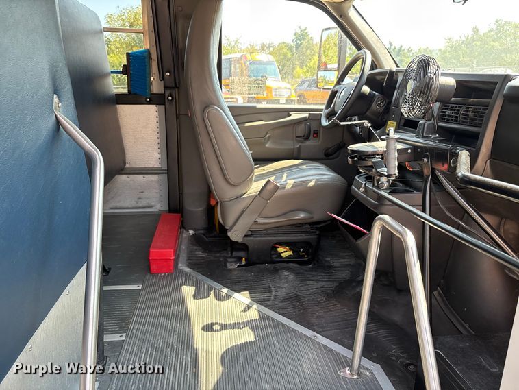 image for item DU1347 2014 Chevrolet school bus