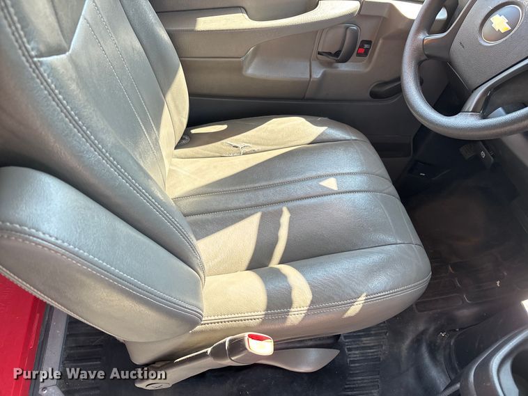 image for item DU1347 2014 Chevrolet school bus