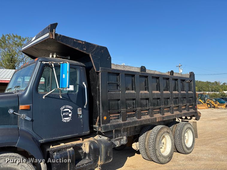 image for item DU1429 2002 International 2674 dump truck