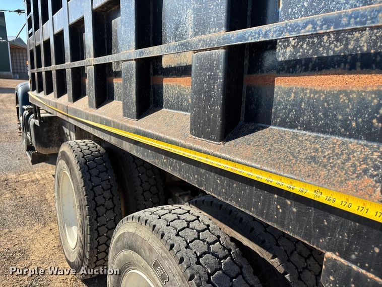 image for item DU1429 2002 International 2674 dump truck