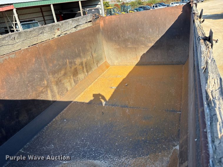 image for item DU1429 2002 International 2674 dump truck