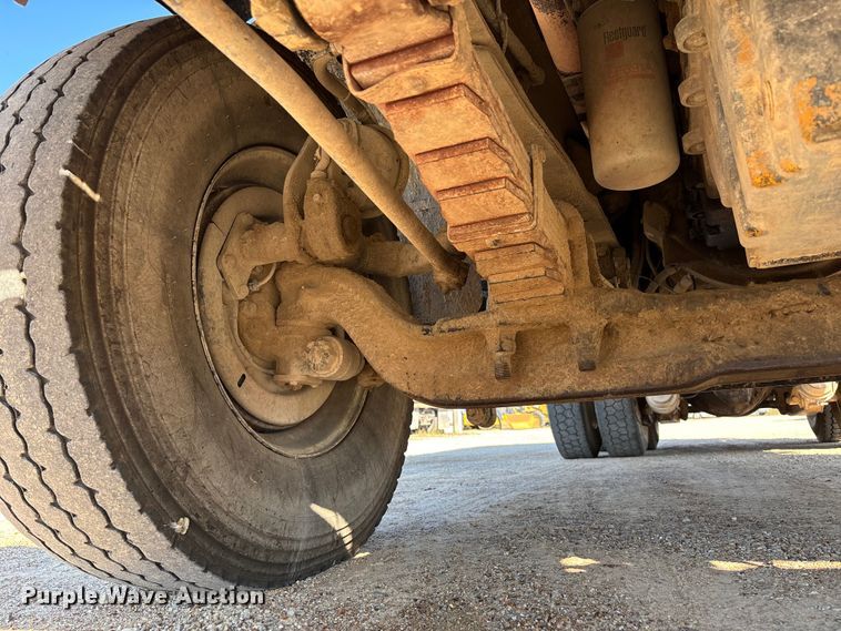 image for item DU1429 2002 International 2674 dump truck