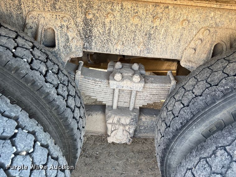 image for item DU1429 2002 International 2674 dump truck