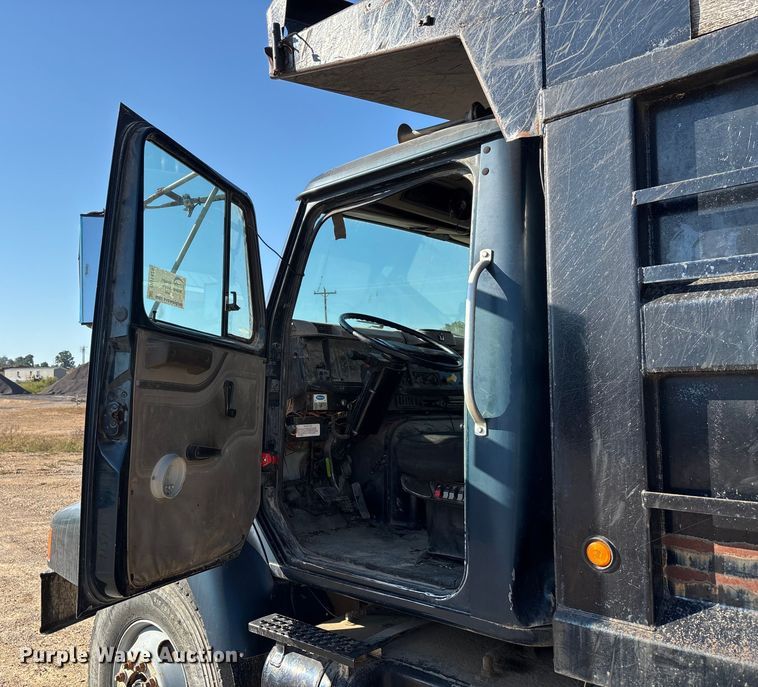 image for item DU1429 2002 International 2674 dump truck