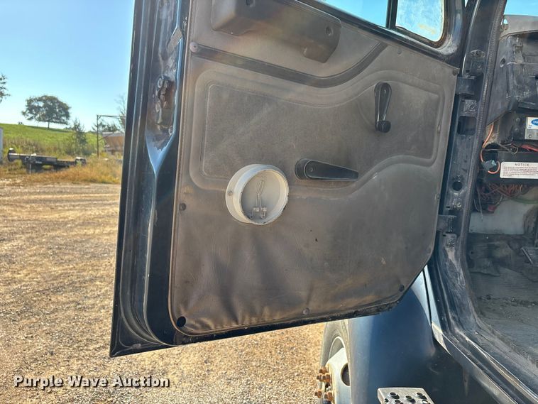 image for item DU1429 2002 International 2674 dump truck