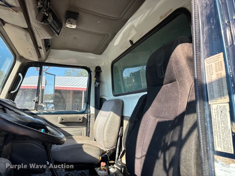 image for item DU1429 2002 International 2674 dump truck