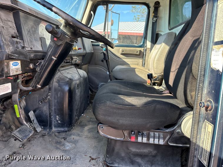 image for item DU1429 2002 International 2674 dump truck