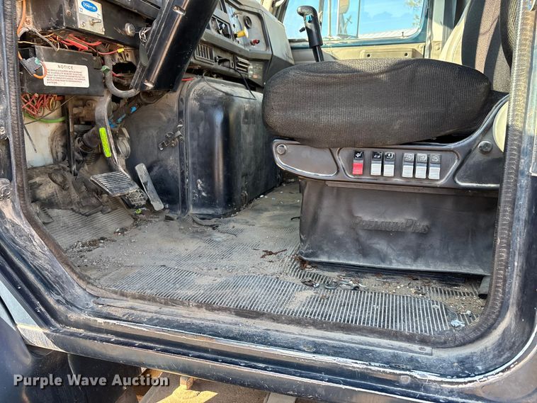 image for item DU1429 2002 International 2674 dump truck