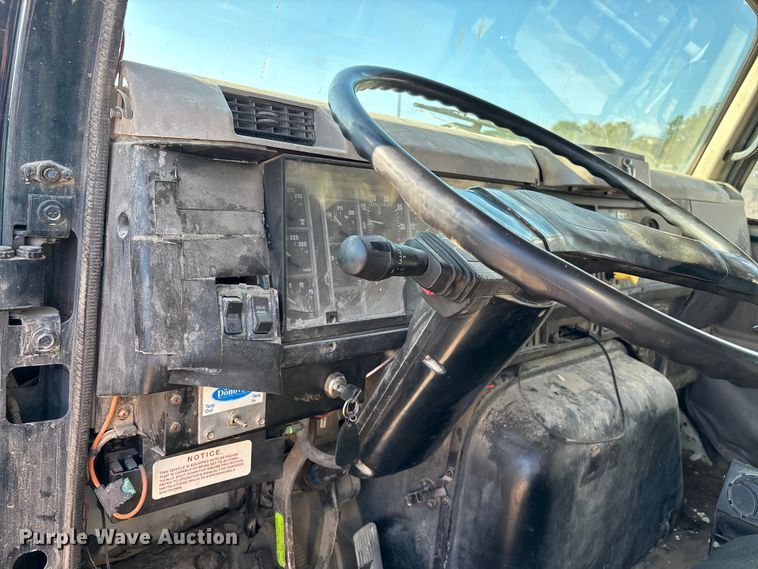 image for item DU1429 2002 International 2674 dump truck