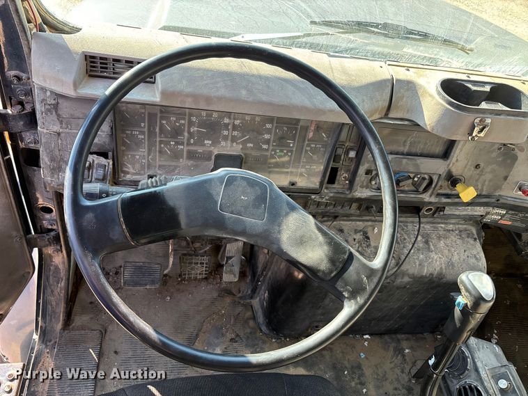 image for item DU1429 2002 International 2674 dump truck