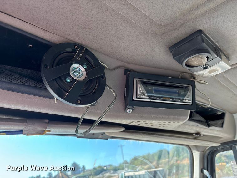 image for item DU1429 2002 International 2674 dump truck