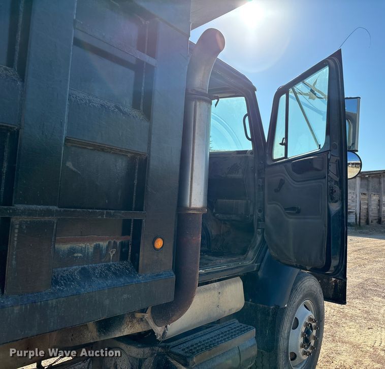 image for item DU1429 2002 International 2674 dump truck