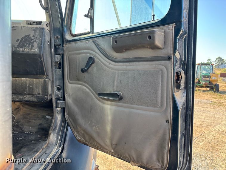 image for item DU1429 2002 International 2674 dump truck