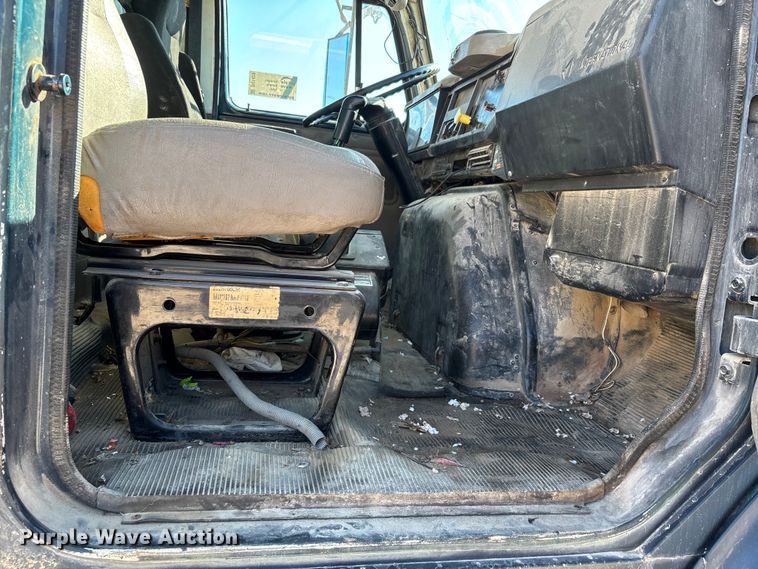 image for item DU1429 2002 International 2674 dump truck