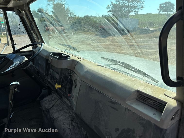 image for item DU1429 2002 International 2674 dump truck