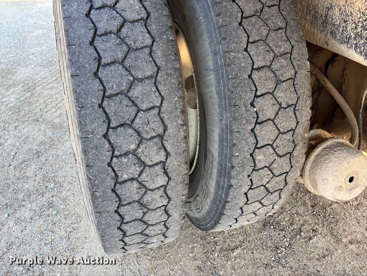 image for item DU1429 2002 International 2674 dump truck