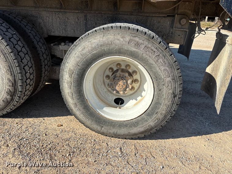 image for item DU1429 2002 International 2674 dump truck