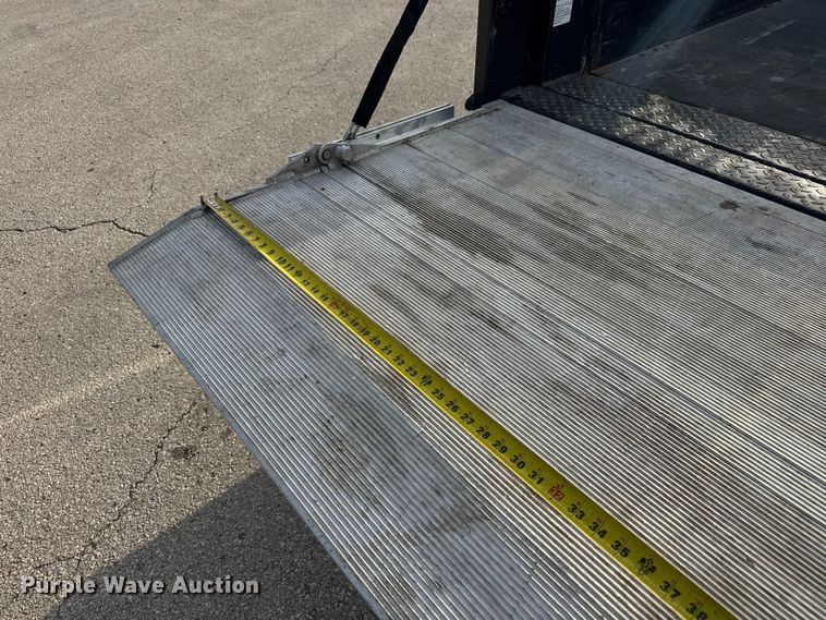 image for item DU3521 2006 Ford F350 Super Duty SuperCab utility bed pickup truck