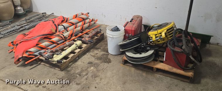 image for item DY1390 Assorted tools