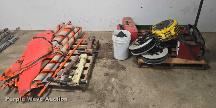 image for item DY1390 Assorted tools